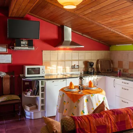 Cozy In 25 M² Lovely Garden Валенсия-де-Алькантар